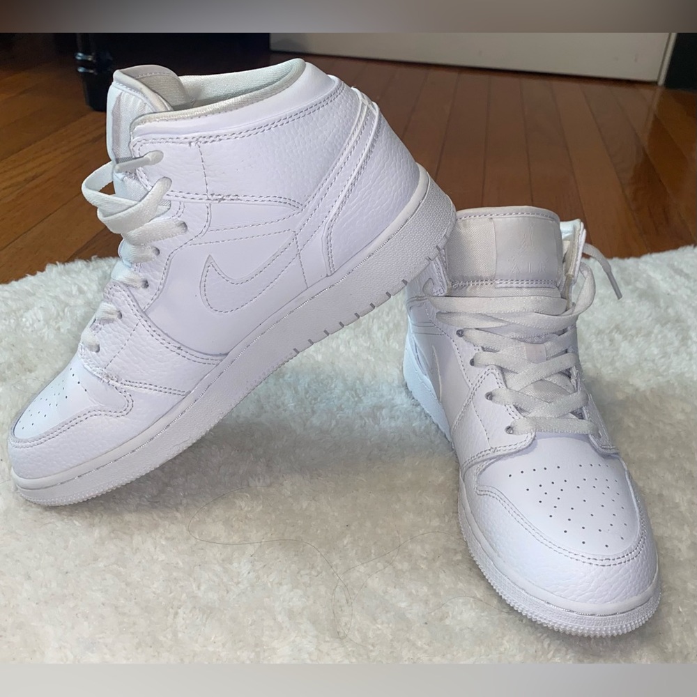 Air Jordan 1 mid White on White Size 5.5 Youth (Unisex) *EXCELLENT CONDITION*